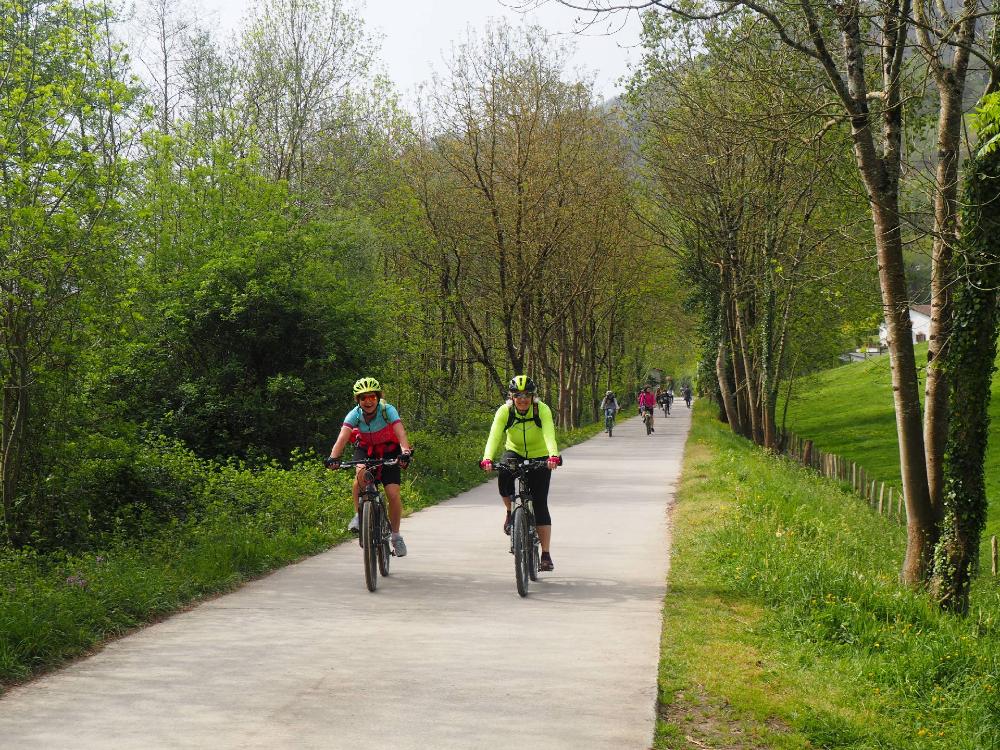 Couple of cyclists along the Greenway of the Bidasoa